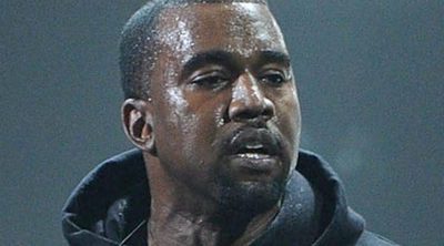 Kanye West enloquece tras darse un golpe en la cabeza al intentar evitar los medios