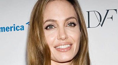 Angelina Jolie se somete a una doble mastectomía al enterarse de que corre el riesgo de sufrir cáncer de mama