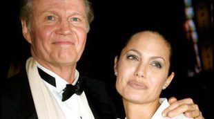 El padre de Angelina Jolie se entera por internet de la mastectomía doble a la que se ha sometido su hija