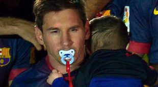 Leo Messi, Cesc Fábregas, Pedro y Andrés Iniesta celebran la Liga 2012 con sus hijos en el Camp Nou