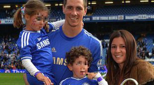 Fernando Torres celebra con Olalla Domínguez y sus dos hijos el triunfo del Chelsea en la Europa League