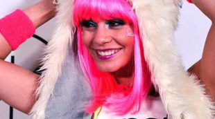 Vanessa Hudgens se corona reina del Día del Orgullo Friki teñida de fucsia y disfrazada de oso