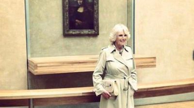 La Duquesa de Cornualles da un discurso en francés, visita Dior y se fotografía con la Mona Lisa en París