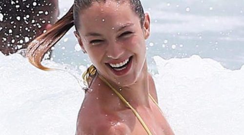 Candice Swanepoel cuelga las alas de Victoria's Secret y se va a la playa con su novio Hermann Nicoli