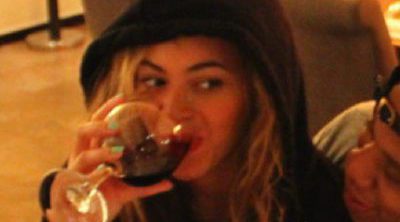 Beyoncé vuelve a reírse de los rumores de embarazo bebiendo una copa de vino con Jay-Z