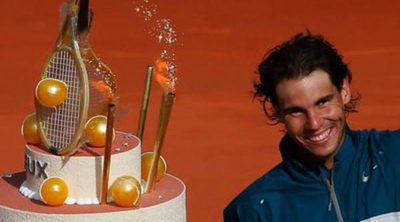 Rafa Nadal, agasajado con una original tarta en Roland Garros 2013 para celebrar su 27 cumpleaños