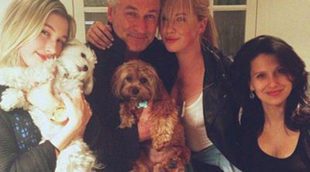 Alec Baldwin publica una foto de familia con su mujer Hilaria Thomas, su hija Ireland y sus perros