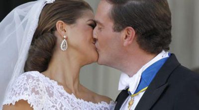 El beso de la Princesa Magdalena de Suecia y Chris O'Neill tras convertirse en marido y mujer