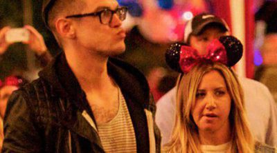 Ashley Tisdale y su novio Christopher French pasean su amor por Disney World