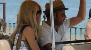 Claudia Schiffer y su familia pasean por Marbella en un carrito de golf