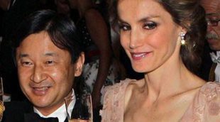 Los Príncipes Felipe y Letizia, todo complicidad con Naruhito de Japón en la cena de gala en el Palacio Real