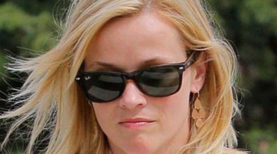 El descuido de Reese Witherspoon: el viento deja al aire parte de su culo