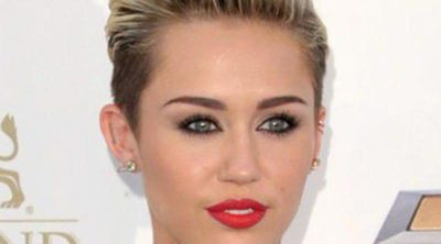 Miley Cyrus se preocupa por su hermana Noah tras hacerse público el divorcio de sus padres