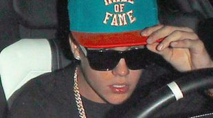 Justin Bieber se da a la fuga tras golpear a un paparazzi con el coche que conducía