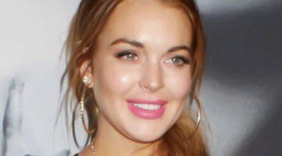 Una radiante Lindsay Lohan se deja ver en compañía de sus compañeros del centro de rehabilitación