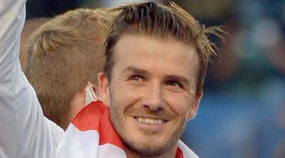 David Beckham vuelve a jugar al fútbol con unos estudiantes durante su viaje a China