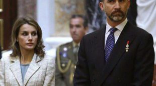 Los Príncipes Felipe y Letizia, espectadores de lujo en el concierto de Hombres G en Madrid