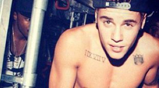 Justin Bieber publica en Internet una foto en la que presume de torso y tatuajes