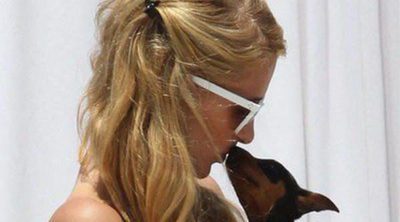 Paris Hilton pasa una tarde canina en una playa de Malibú