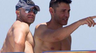 Jesús Vázquez y su marido Roberto Cortés lucen cuerpos en alta mar durante sus vacaciones en Ibiza