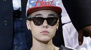 Justin Bieber entra ilegalmente a una discoteca mientras su madre critica la mala fama de su hijo