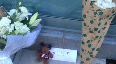 Mensajes y flores para recordar a Cory Monteith a las puertas del hotel donde murió