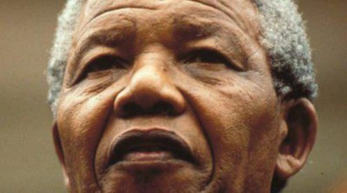Nelson Mandela cumple 95 años respondiendo positivamente al tratamiento para su infección pulmonar crónica