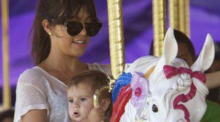 Kourtney Kardashian disfruta de un día en Disneyland con Scott Dissick y sus hijos Penelope y Mason
