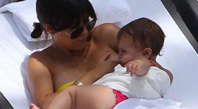 Kourtney Kardashian da de mamar a su hija Penelope Disick en una piscina de Miami