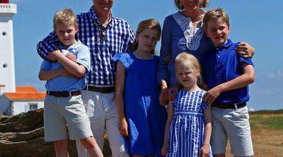 Felipe y Matilde de Bélgica posan con sus hijos en su primeras vacaciones como Reyes