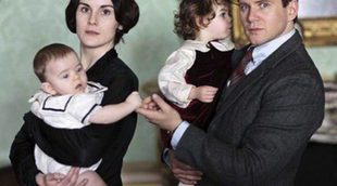 Lady Mary y Tom Branson con los pequeños George y Sybil, imagen principal del Calendario 2014 de Downton Abbey