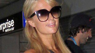 Paris Hilton aterriza en Ibiza con su novio River Viiperi con un look de lo más hippie