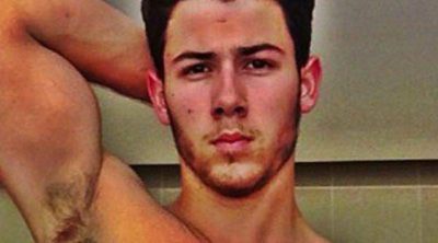 Nick Jonas presume de torso desnudo en una fotografía en Instagram