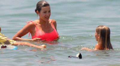 Virginia Troconis se lleva a sus hijos a la playa en Marbella mientras El Cordobés se recupera de una operación