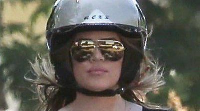 Kourtney y Khloe Kardashian dan una vuelta en moto junto a su madre Kris Jenner
