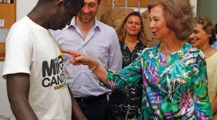 La Reina Sofía, solidaria, bromista y cariñosa durante su visita a los proyectos de Cáritas Mallorca