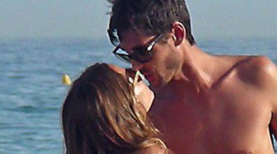 Ana Fernández y Santiago Trancho disfrutan de un divertido día de playa en Marbella