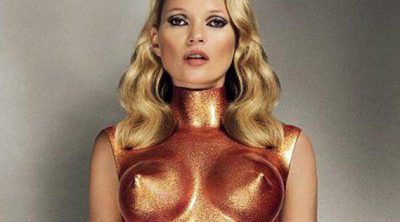Allen Jones viste a Kate Moss con un impresionante traje de bronce para la revista POP