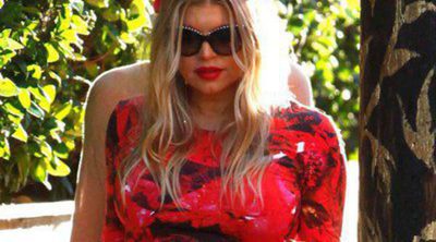 Fergie celebra su tercer baby shower embutida en un vestido rojo con motivos florales