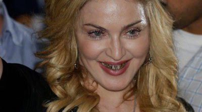 Madonna luce sus fundas doradas en los dientes en una visita al gimnasio