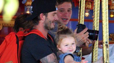 David y Victoria Beckham vuelven a su infancia junto a sus cuatro hijos en Disneyland