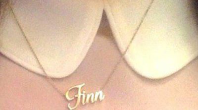 Lea Michele homenajea a Cory Monteith con un collar de oro en el que pone 'Finn'