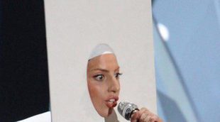 Lady Gaga abre los MTV VMA 2013 interpretando 'Applause' vestida de monja y acaba semidesnuda