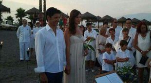 Andrés Caparrós se casa con su novia en una boda celebrada en una playa al atardecer