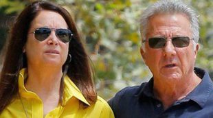 Dustin Hoffman reaparece dando un paseo con su mujer Lisa Gottsegen tras ser operado de cáncer