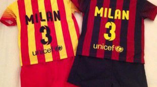 Gerard Piqué muestra las nuevas equipaciones del Barça para su hijo Milan