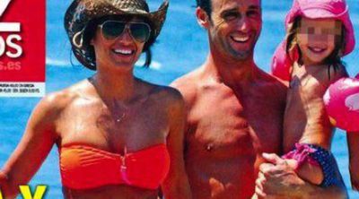 Sonia Ferrer y Álvaro Muñoz Escassi disfrutan de las playas de Cádiz con la hija de la presentadora