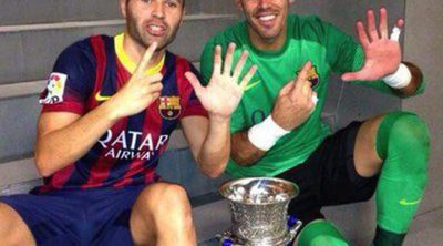 Valdés, Iniesta, Neymar, Messi, Alves y Mascherano celebran la Supercopa de España y recuerdan a Tito Vilanova