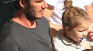 Victoria Beckham recoge a David Beckham y sus cuatro hijos en el aeropuerto tras volver de Los Angeles