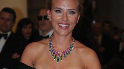 Scarlett Johansson derrocha glamour en el estreno de 'Under the skin' en la Mostra de Venecia 2013